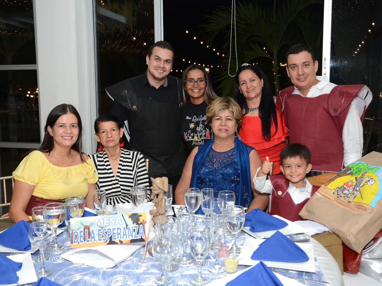 Carol Anturi, Nohora Parra, Carlos Fernando Anturi, Diana Arias, Esperanza Esquivel, la cumpleañera; Elizabeth Rubiano, Rodrigo Pedroza y el niño, José Manuel Pedroza.